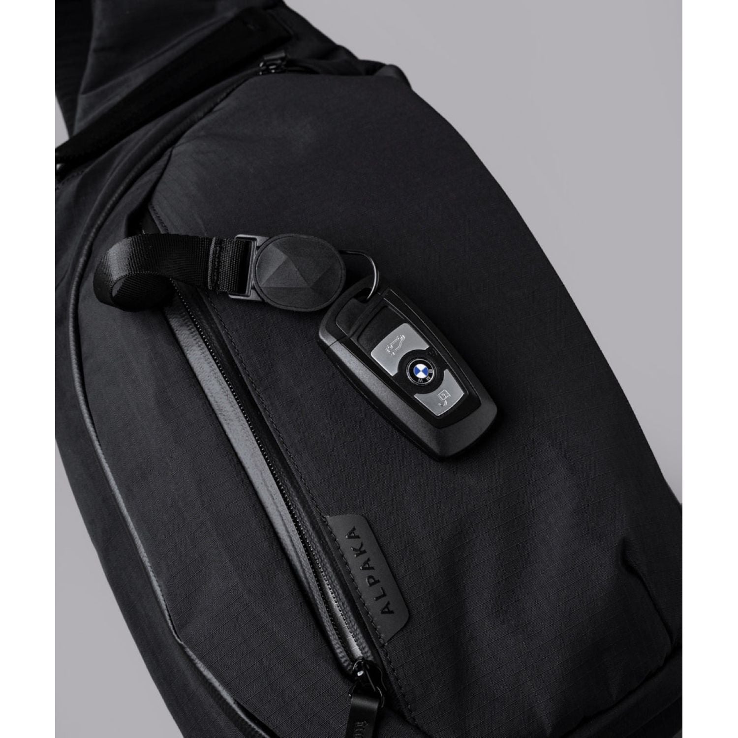 ALPAKA Metro Crossbody Right Shoulder