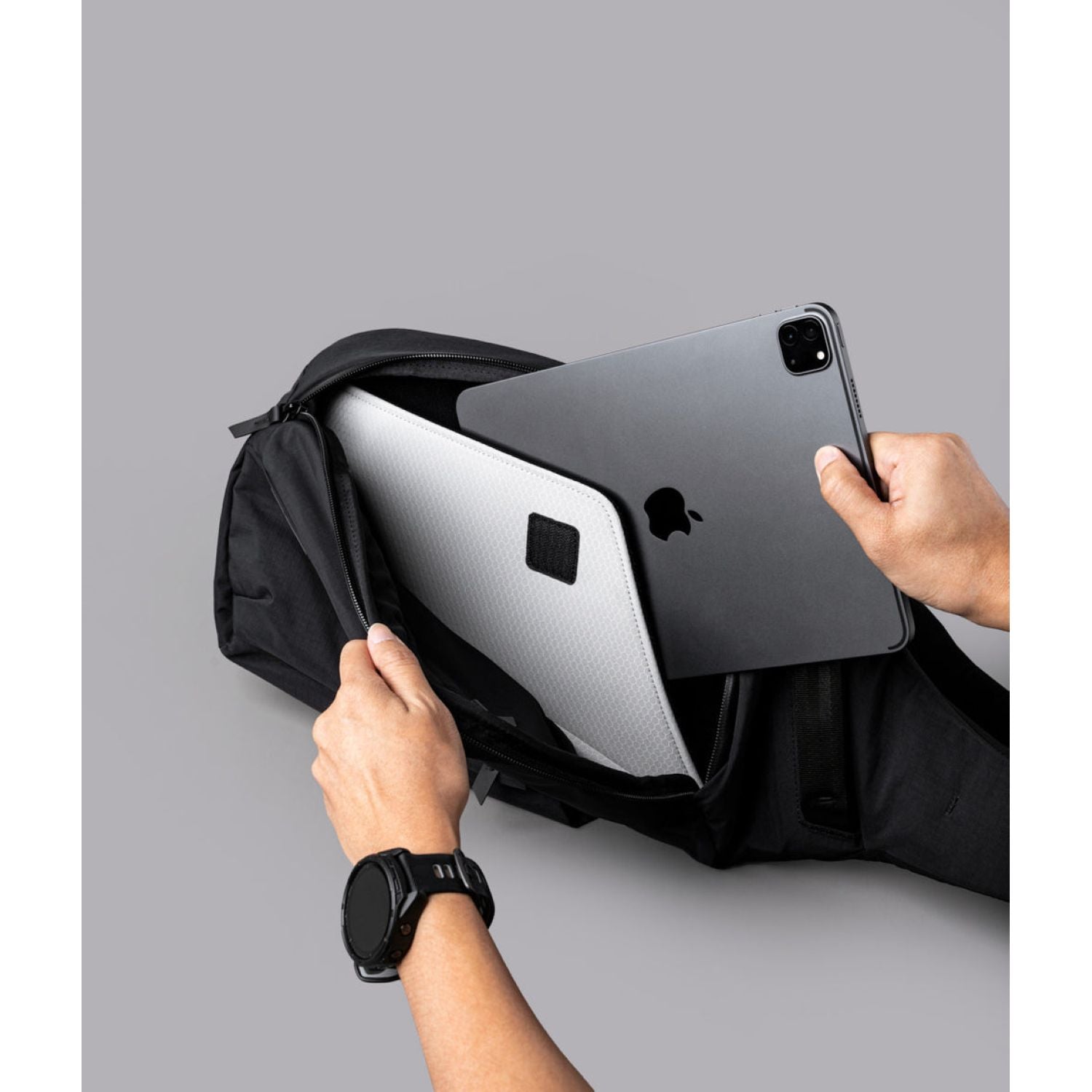 ALPAKA Metro Crossbody Right Shoulder