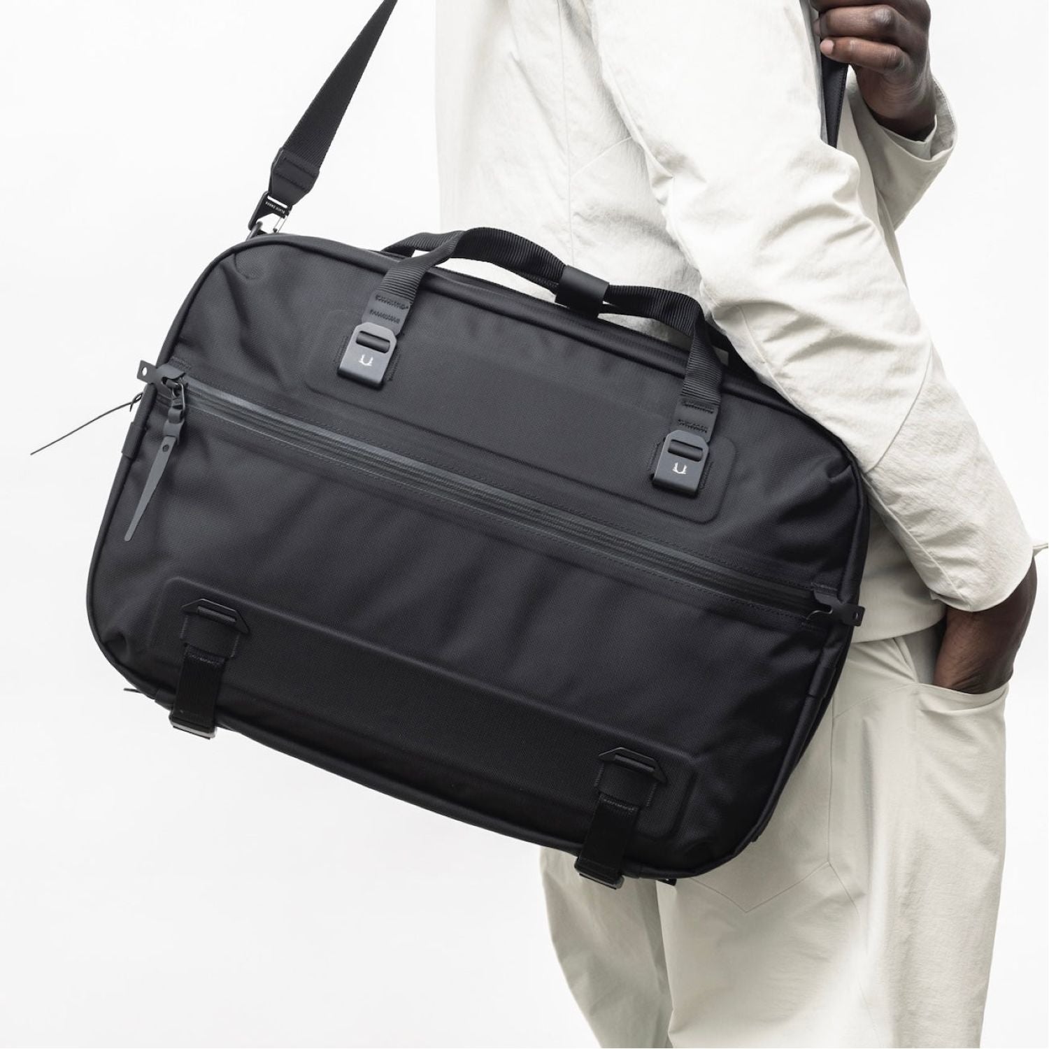 Black Ember Forge SB 16” Laptop Shoulder Bag 20L