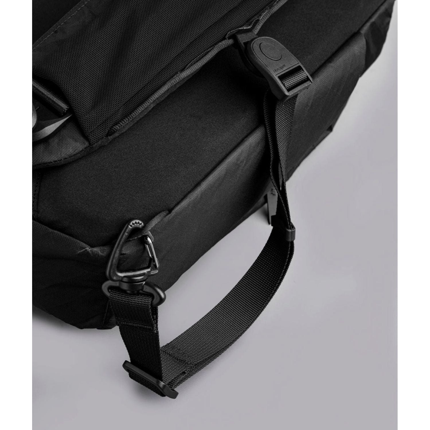 ALPAKA Metro Crossbody Left Shoulder