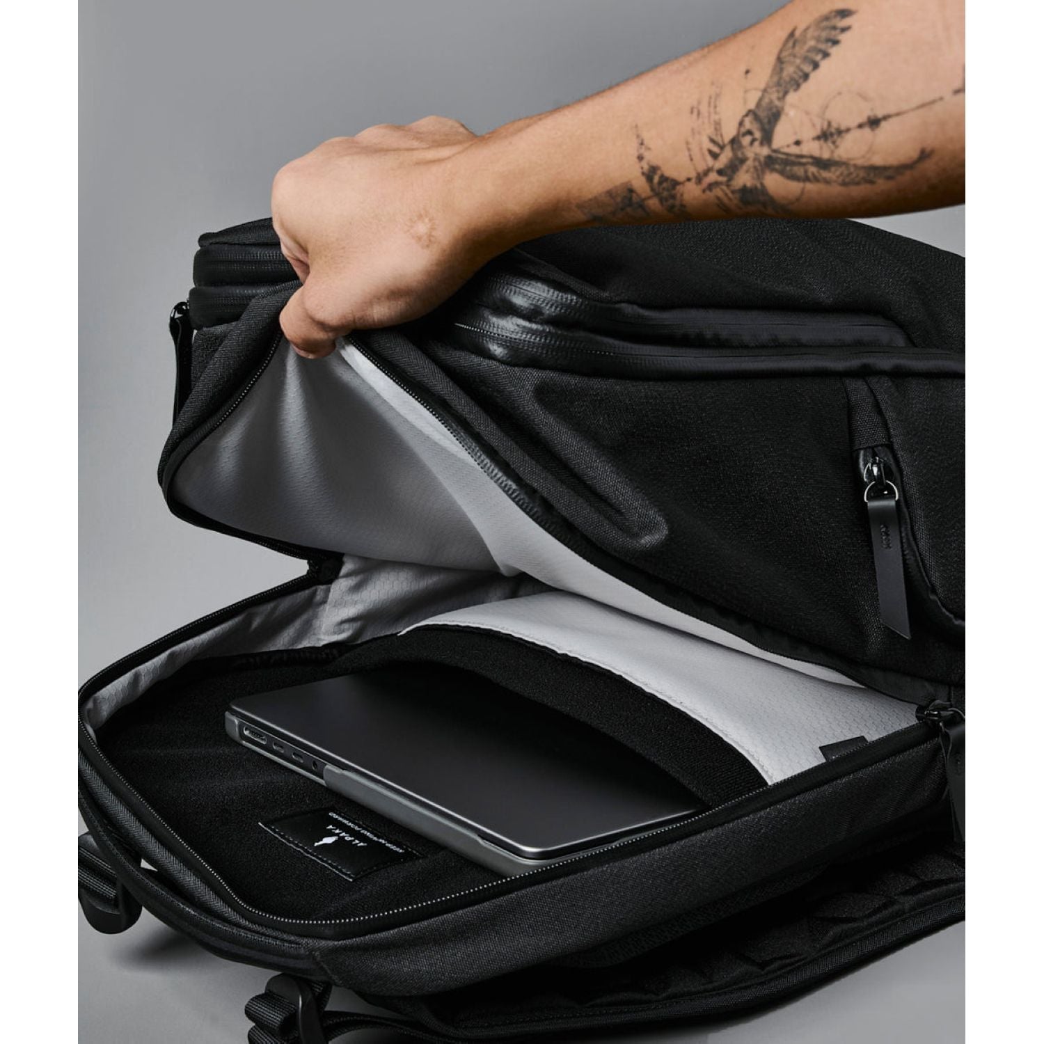 ALPAKA Elements Travel (35L) Axoflux 600D Backpack + Removable Waist Strap